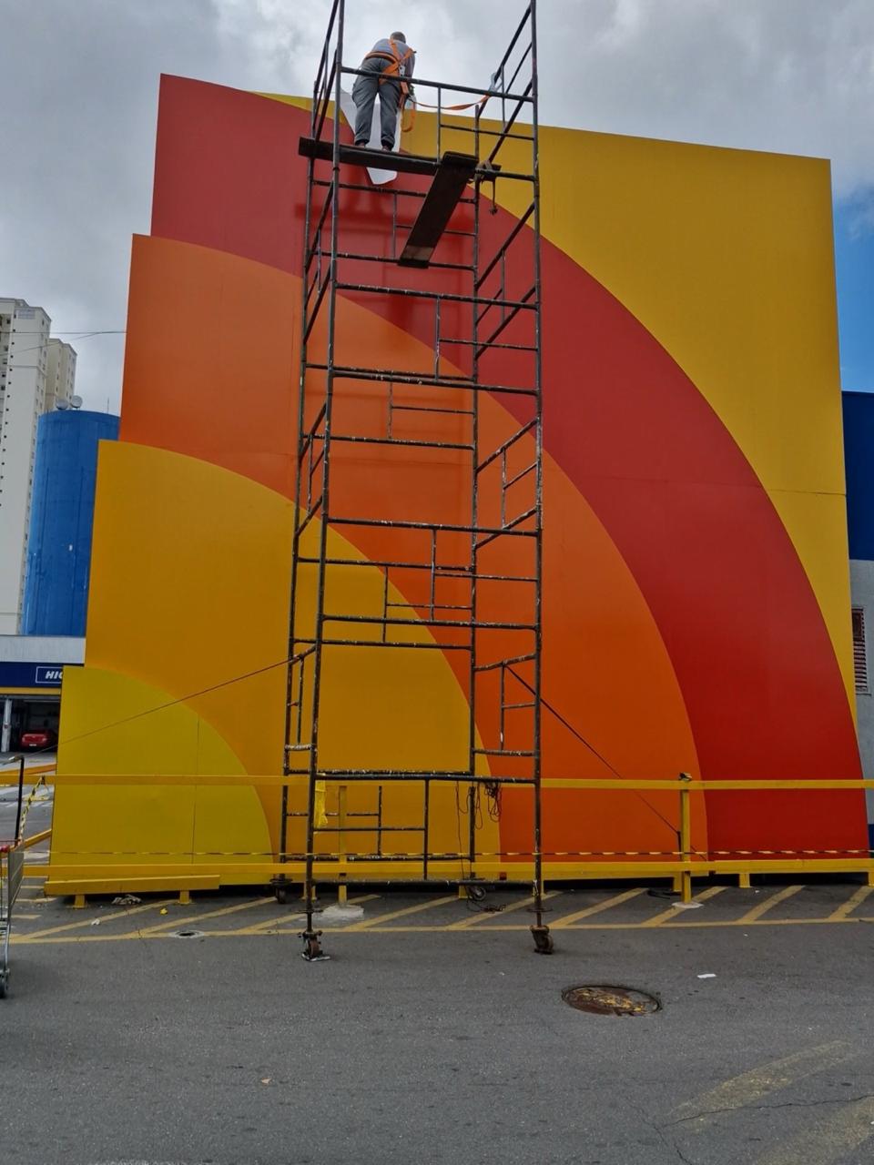 Instalação de revestimento e comunicação visual em fachada